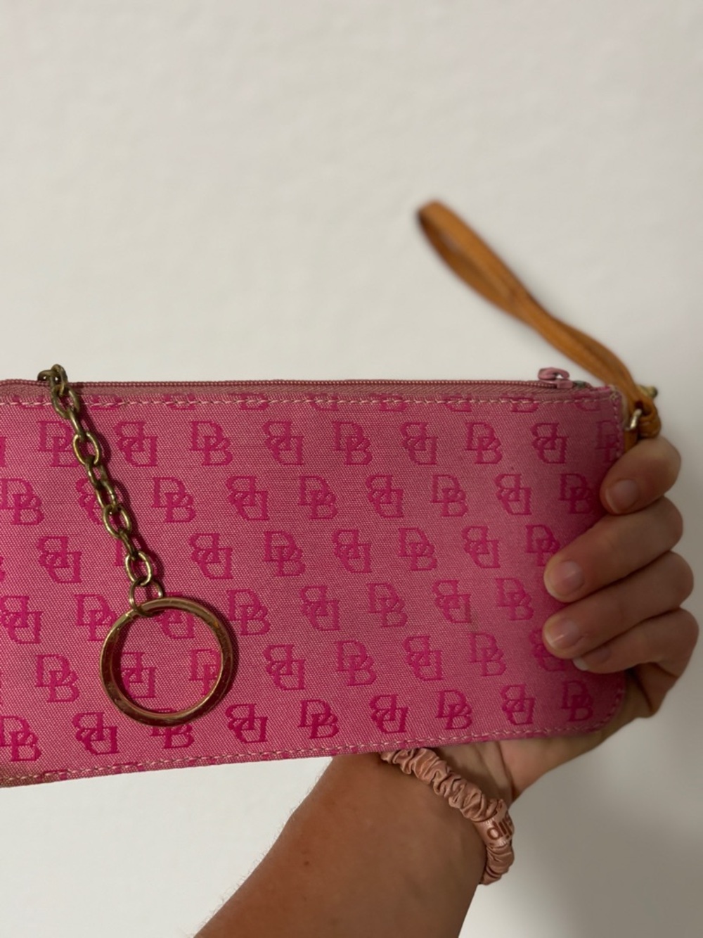 Dooney & Bourke Pink DB Logo Wristlet Wallet Fits iPhone Zip Pouch Tan Trim - Picture 2 of 8